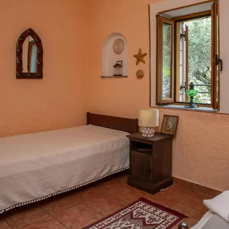 Laconian Collection Voukamvilia Apartment *